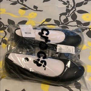 New in pkg women’s Crocs Laura flats size 9
